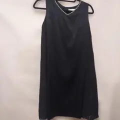 黒のレースノースリーブワンピース