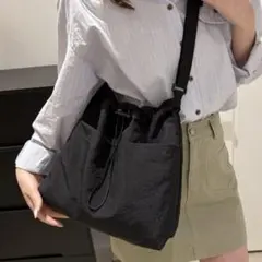 ショルダーバッグ　巾着　ナチュラル　可愛い　ブラック　黒　無地　軽量