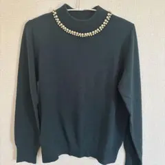 earth music&ecologyパール装飾ダークグリーンハイネックセーター
