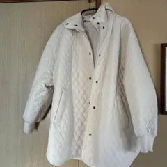 ホワイト キルティングジャケット フード付き
