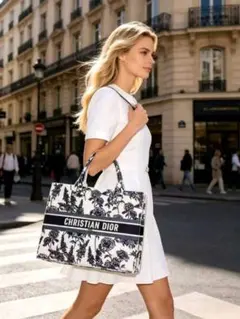 と*る様 Christian Dior Book Tote フェルトバッグノベルのサムネイル
