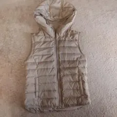 ベージュ フード付き ダウンベスト
