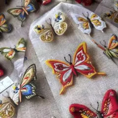 1㍍長　立体視感刺繍風蝶々柄の綿シーチングプリント生地ハギレ布