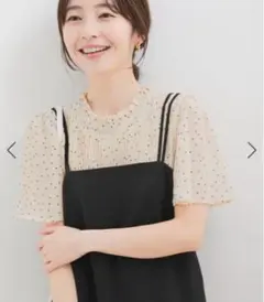 【洗える】フレアーシフォンプリーツ半袖ブラウス　ベージュ　ドット