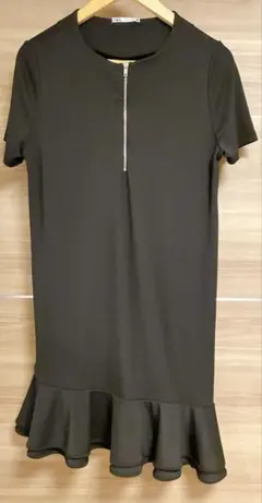 黒いフレアスリーブワンピース 半袖