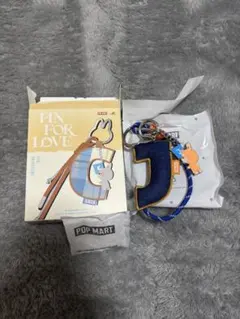 POP MART PIN FOR LOVE キーホルダー