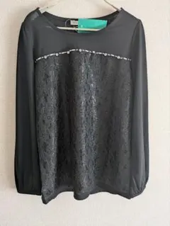 レース装飾の黒い長袖トップス