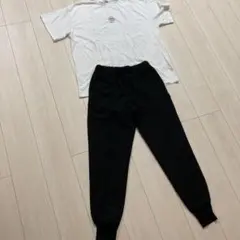 Tシャツとブラックジョガーパンツセット