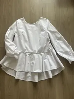 ホワイト フリル付き 長袖シャツ