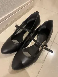 ストラップ付きパンプス