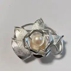 パール調 フラワーモチーフ ブローチ シルバーカラー 葉デザイン ヴィンテージ風