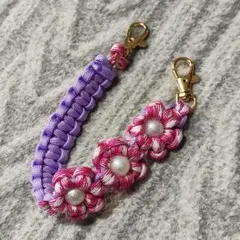 パラコードハンドストラップ　紫とピンクの花モチーフ スマホショルダーストラップ