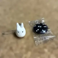となりのトトロ　小トトロキーホルダー&まっくろくろすけ缶バッジのサムネイル