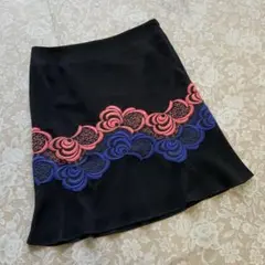 美品　ヴィヴィアンタム　豪華刺繍　裾フレアースカートsize1 黒のサムネイル