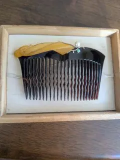黒・黄色の波型のパール飾りなど装飾の櫛