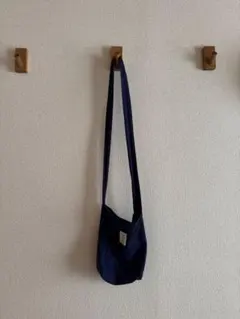 トラベラーズファクトリーネイビー サコッシュ バッグ フロントポケット付き