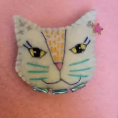 白猫　ブローチ フェルト
