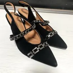 黒のスリングバックパンプス チェーンデザイン
