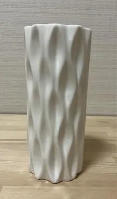【美品】ホワイト 波状テクスチャ 花瓶 白の波模様がおしゃれな陶器製花瓶