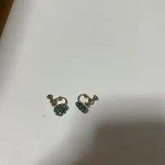 エメラルド色の花 イヤリング