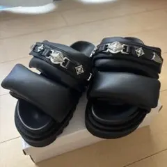 TOGA PULLA メタルパーツ 厚底サンダル ブラックのサムネイル