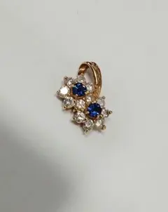 K18、天然サファイア、天然ダイヤモンドの花の形のペンダントトップです