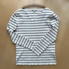 グレーと白のストライプVネックニット