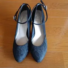 黒 ストラップ付き 高ヒールパンプス