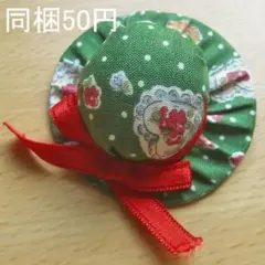 【同梱50円】帽子のブローチ　赤リボン　ハンドメイド