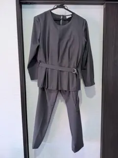 グレー パンツスーツ ウエストベルト付き EMMAJAMES