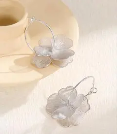フラワーモチーフ フープピアス