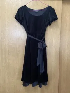 黒のベルベットワンピース フレアスリーブ
