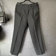 黒スラックス プリーツ入り バックポケット付き