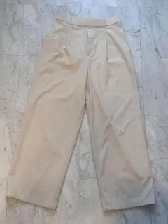 UNIQLOタックワイドパンツ　ナチュラル