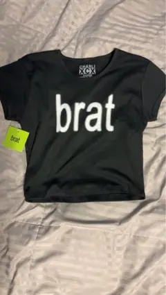 CHARLI XCX brat クロップ丈シャツ