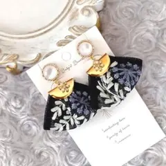 インド刺繍リボン タッセルイヤリング 黒 白 アンティーク風 カボション 大ぶり