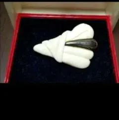 お値下げホワイト羽根デザインブローチ　色柄ものに映えます