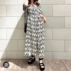 ジーナシス　М　Ｌ　ロングワンピース　半袖　総柄　ホワイト　ブラック　赤