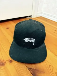 Stussy ブラック スナップバックキャップ