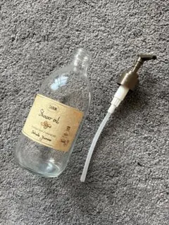 美品　SABON シャワーオイル デリケート・ジャスミン ポンプ付き空ボトルのサムネイル