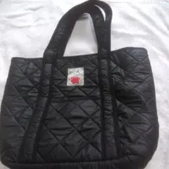 キルティング 黒 トートバッグ ロゴ付き