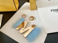FENDI アルファベット M チャーム キーホルダー ブルー ファー ゴールド