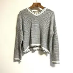anyfam＊かわいい グレーとホワイトのストライプ Vネックニット＊サイズM