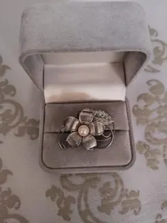 花モチーフ ブローチ シルバー色