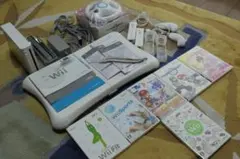 Wii本体＋リモコン2個＋ヌンチャク2個＋ハンドル＋バランスボード＋ソフト5本
