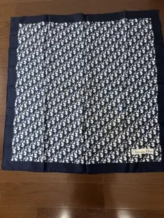 Christian Dior ヴィンテージ　シルクスカーフ　ネイビーx白のサムネイル