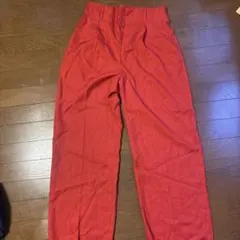 赤いハイウエストスラックス