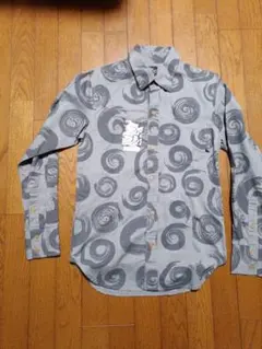 グレーの渦巻き模様シャツ M