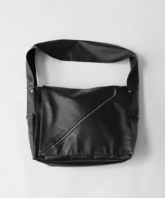 cii スラッシュジップショルダーバッグ