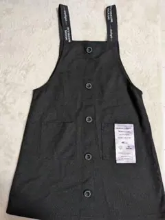 黒いボタン付きジャンバースカート